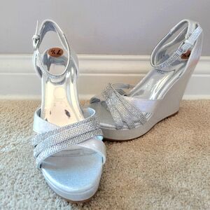 SUGAR Womens Silver Glitter Strappy Open Toe Wedge Buckle Dress Sandals 7.5 M